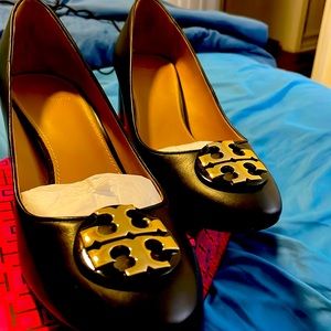 Tory Burch Claire 50MM pump in calf leather. In PERFECT BLACK 006